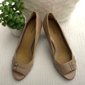SOFTSHOE by Medicus Nude Slip Buckle on Peep Toe Heel Workwear Career 
Size 10M